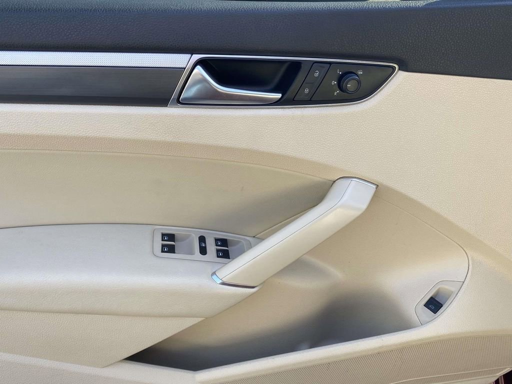 Used 2018 Volkswagen Passat 2.0T R-Line w/ R-Line Lighting Package image 14
