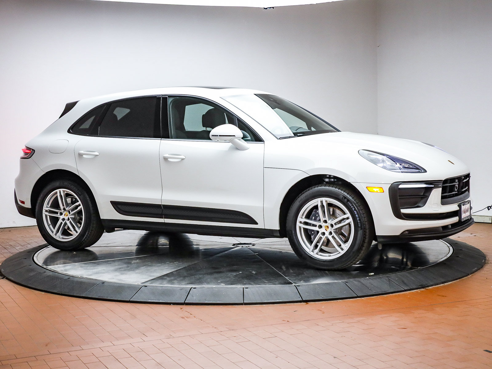 Certified 2025 Porsche Macan AWD/4WD image 32