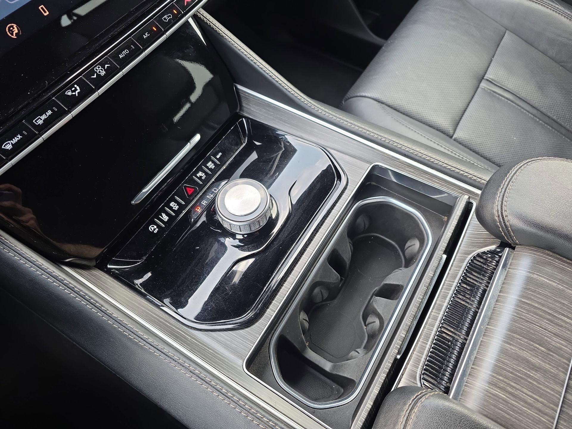 Used 2024 Jeep Wagoneer L Series II RWD image 24