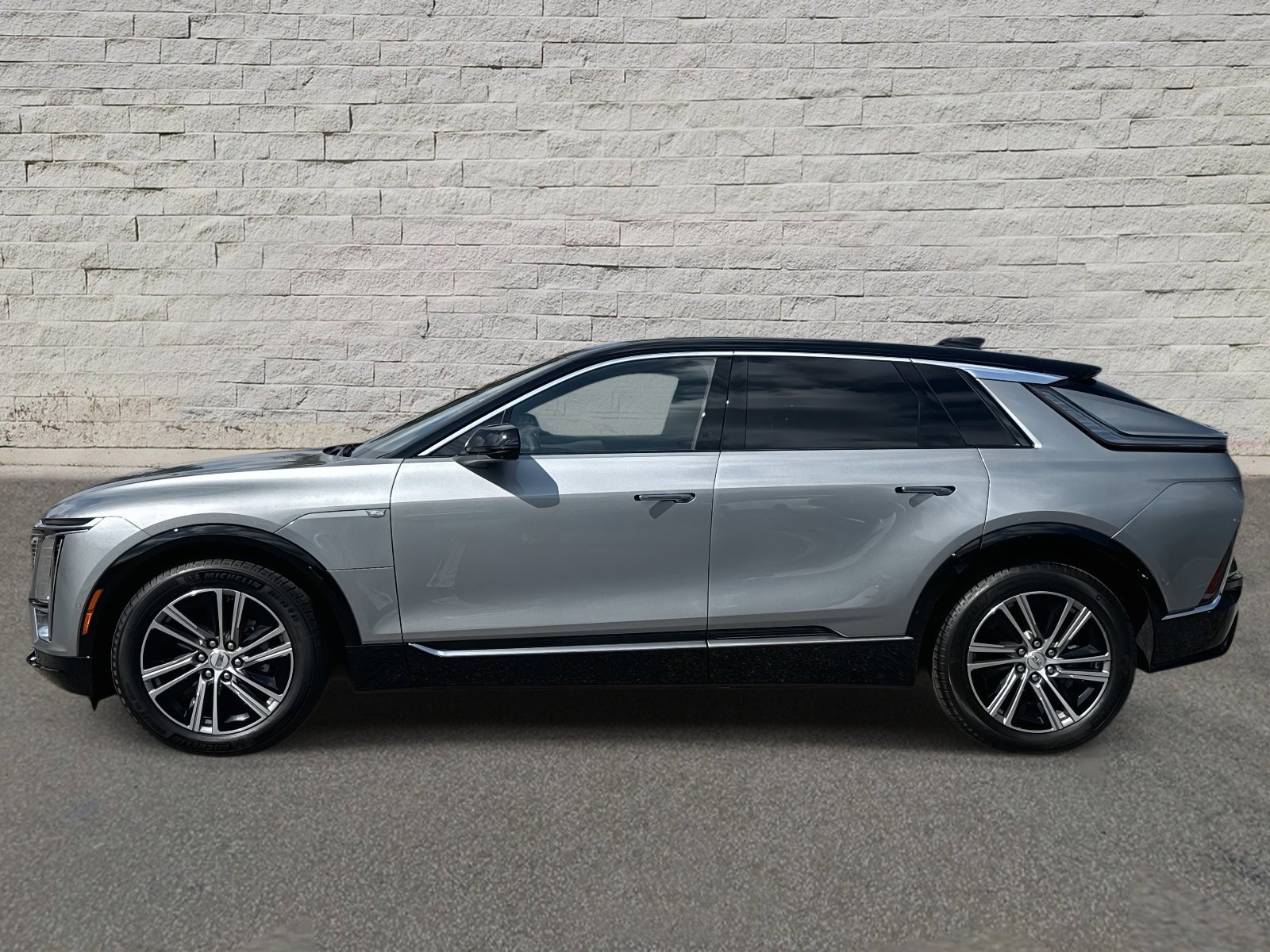 New 2026 Cadillac Lyriq Luxury image 2