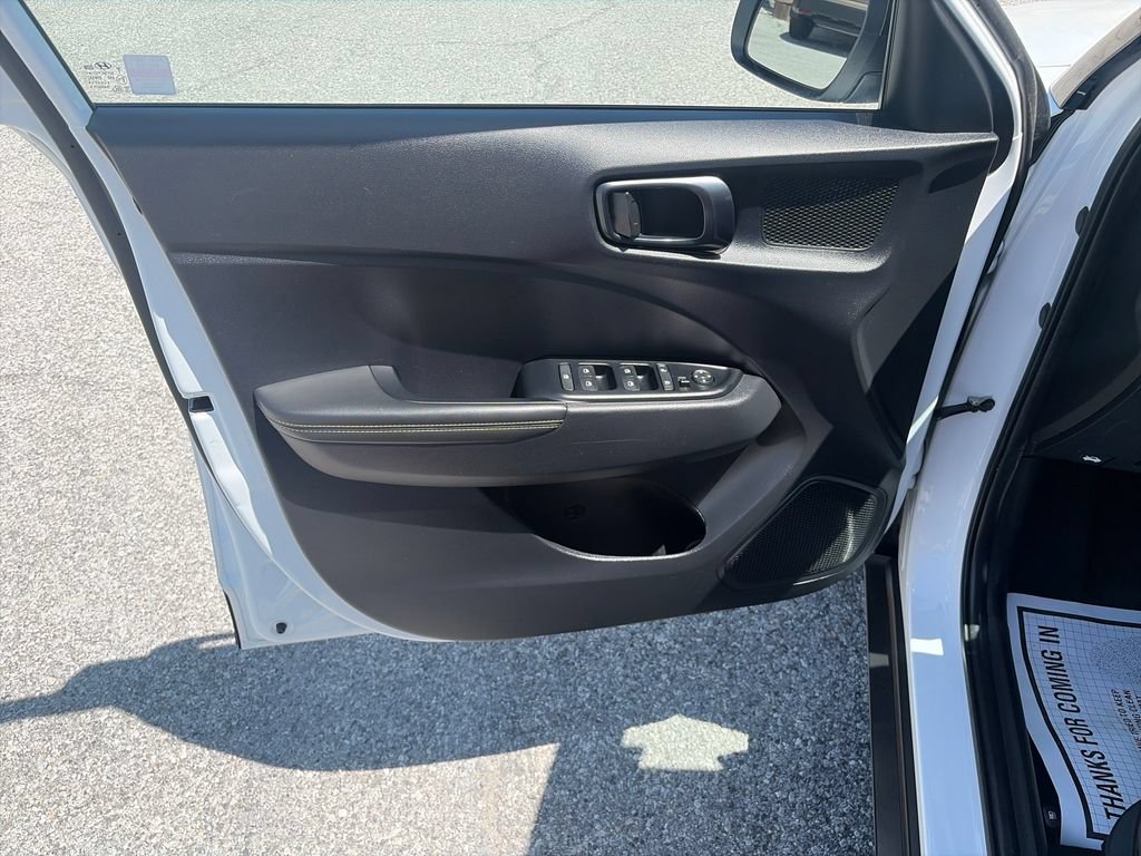 Used 2025 Hyundai Venue Limited FWD image 11
