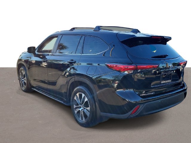 Used 2023 Toyota Highlander XLE FWD image 3