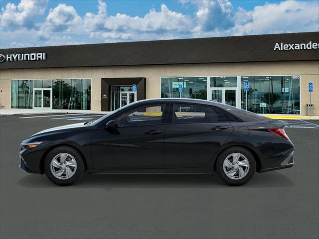 New 2026 Hyundai Elantra SE FWD image 3