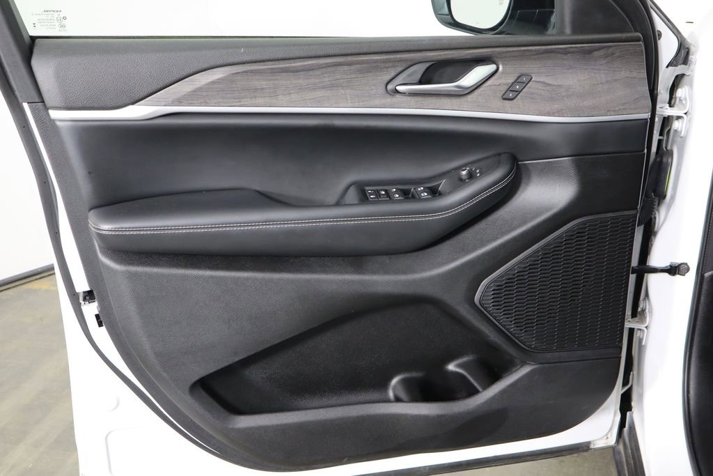 Used 2023 Jeep Grand Cherokee Limited AWD/4WD image 19