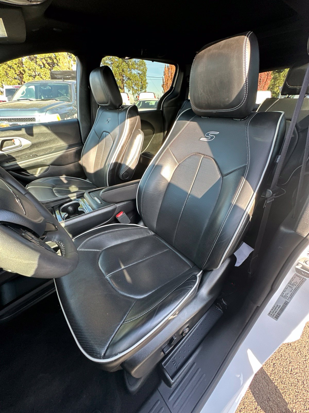 Used 2025 Chrysler Pacifica Limited FWD image 20