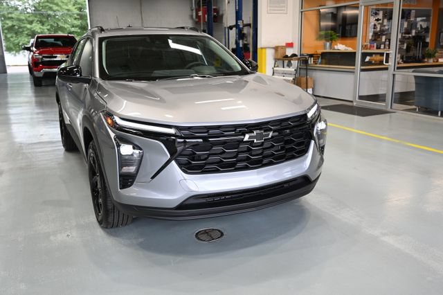 New 2026 Chevrolet Trax LT w/ Sunroof Package FWD image 3