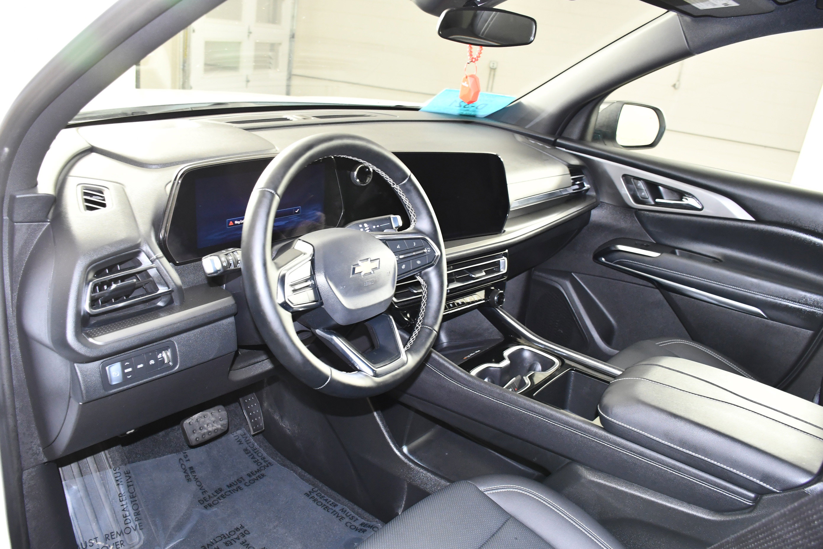 Used 2026 Chevrolet Traverse LT image 2