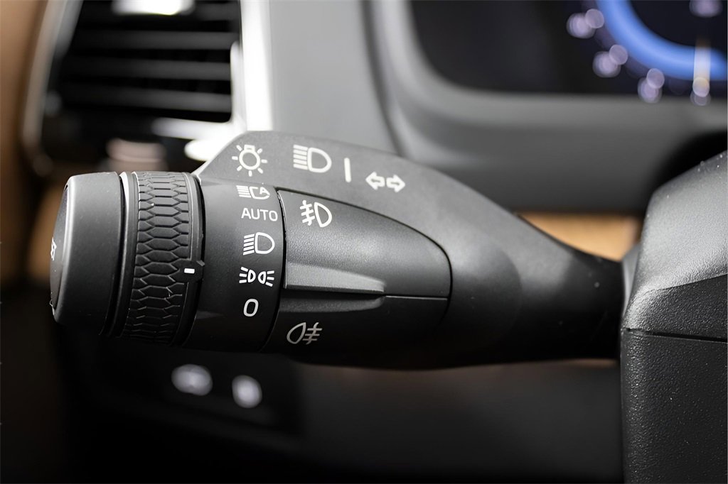 Certified 2025 Volvo XC90 T8 Plus w/ Protection Package Premier image 18