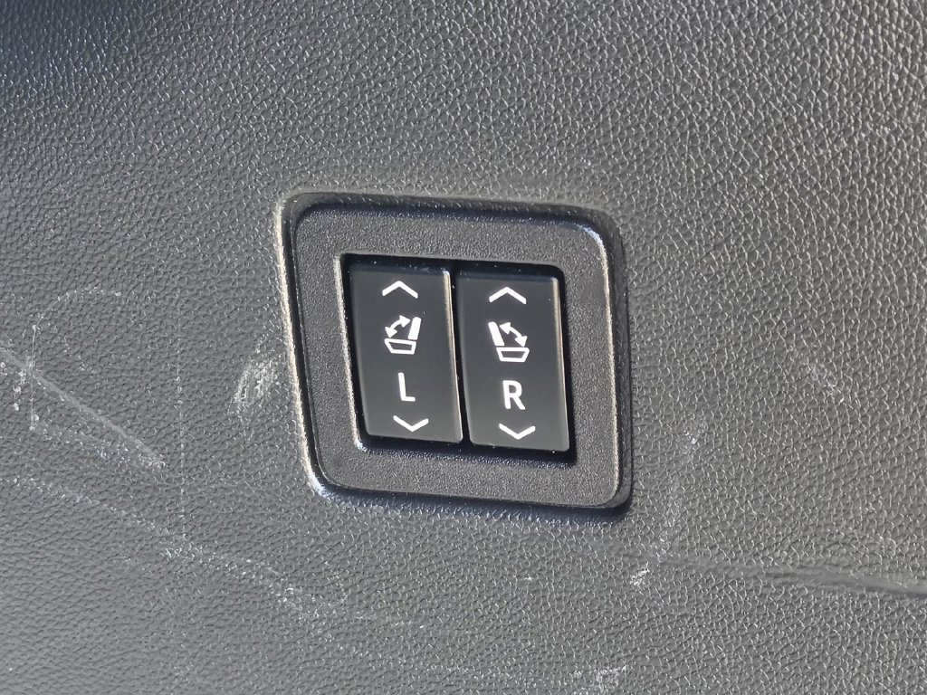 Used 2023 Chevrolet Traverse High Country FWD image 49