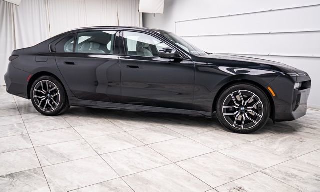 Used 2023 BMW 760i xDrive image 2