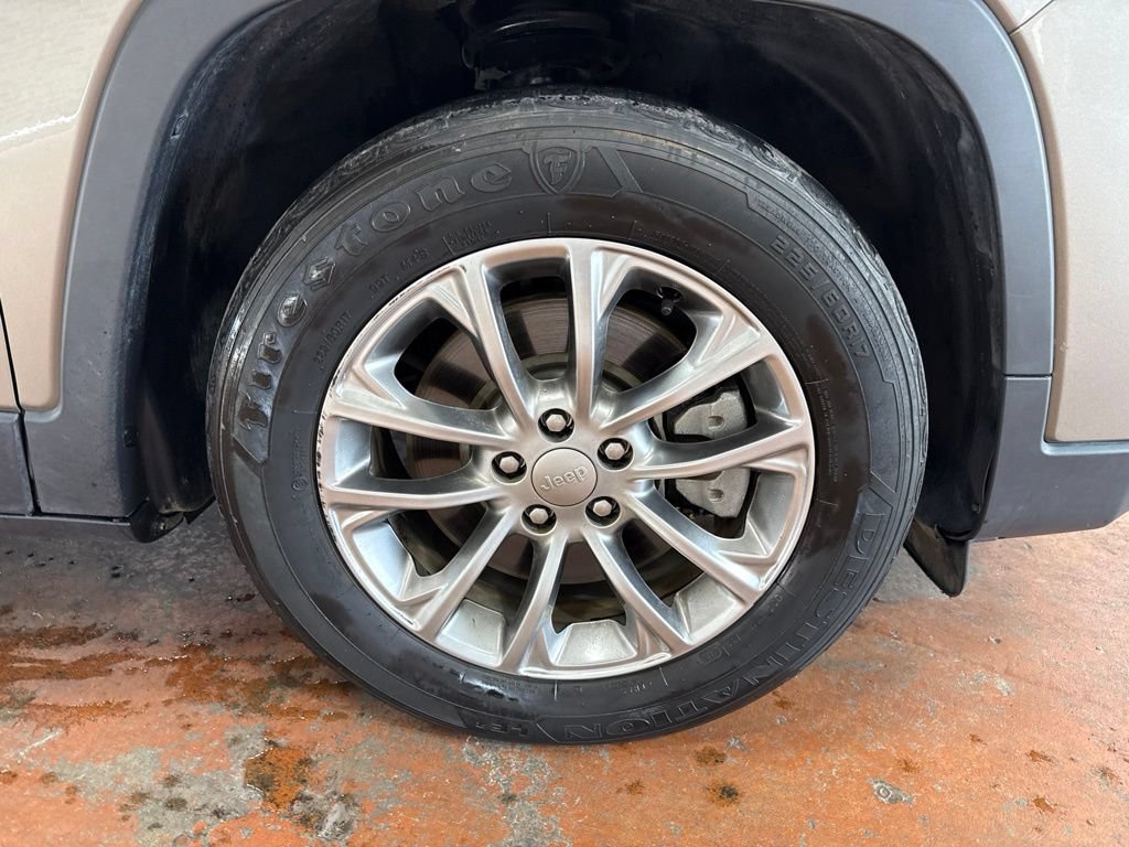 Used 2019 Jeep Cherokee Latitude Plus w/ Comfort/Convenience Group FWD image 10