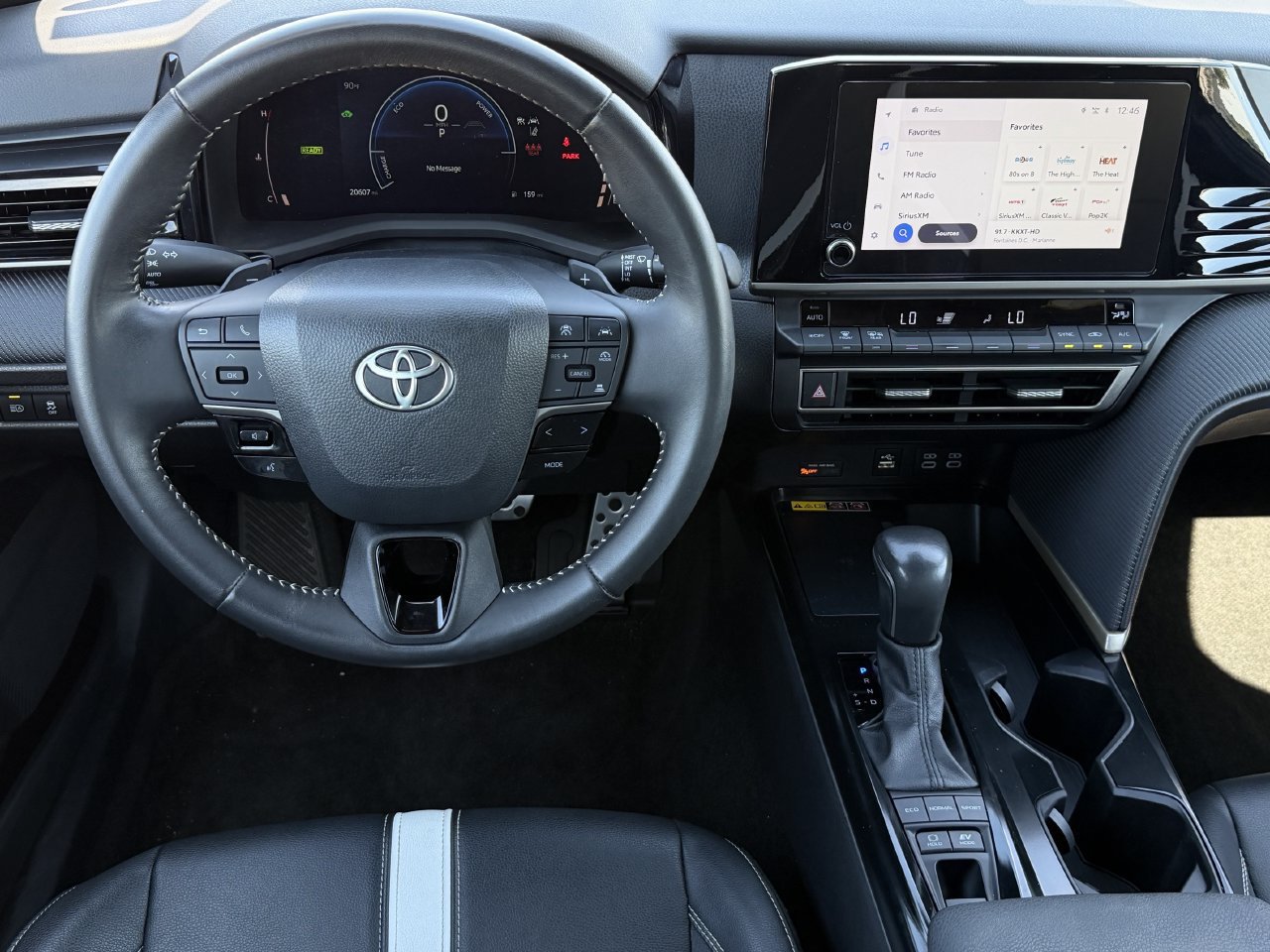 Used 2025 Toyota Camry SE FWD image 11