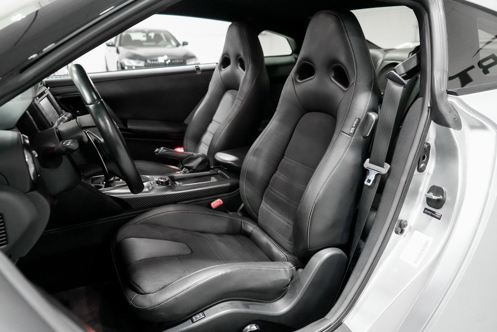 Used 2020 Nissan GT-R Premium image 10