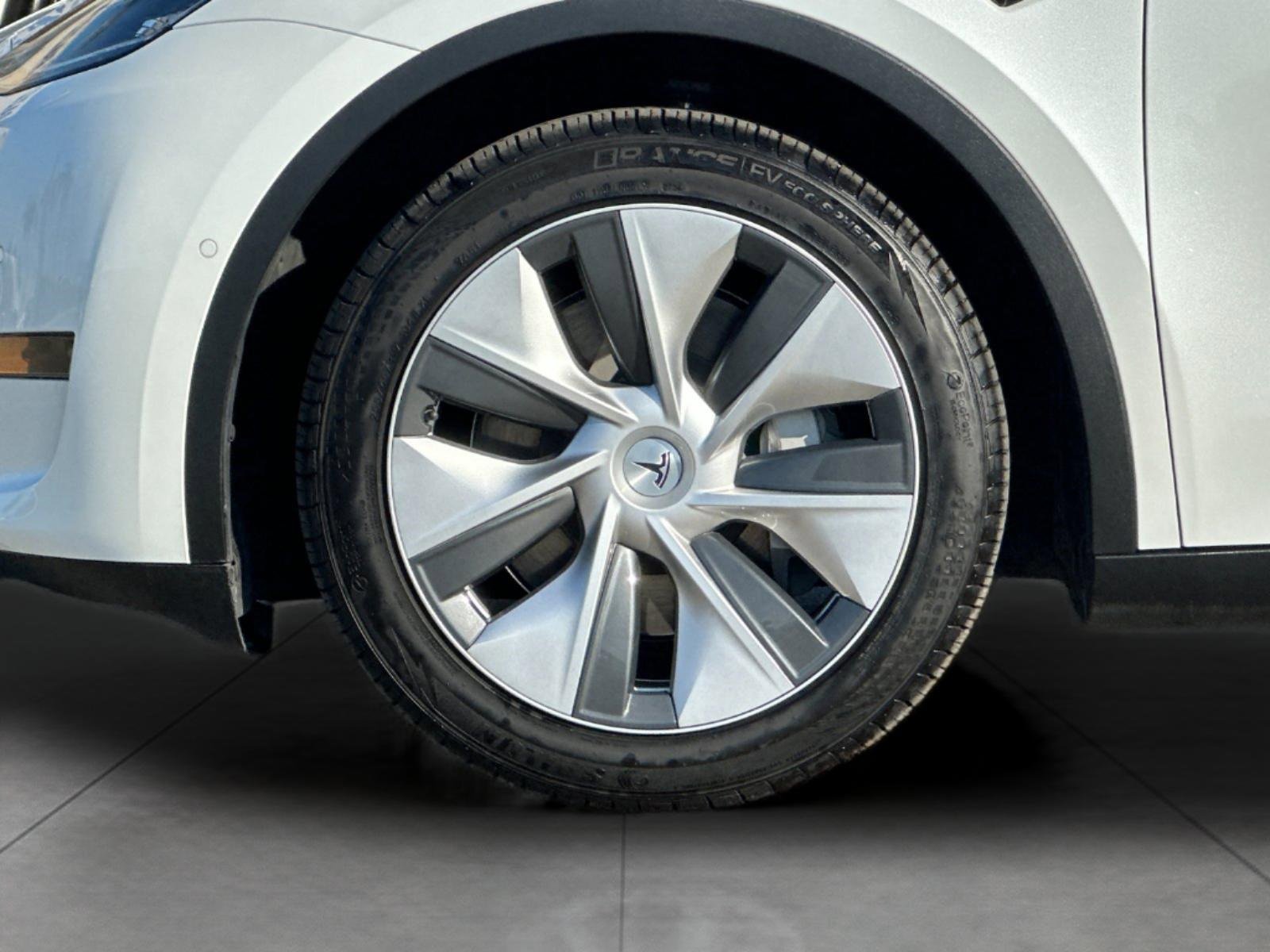 Used 2021 Tesla Model Y Standard Range image 24