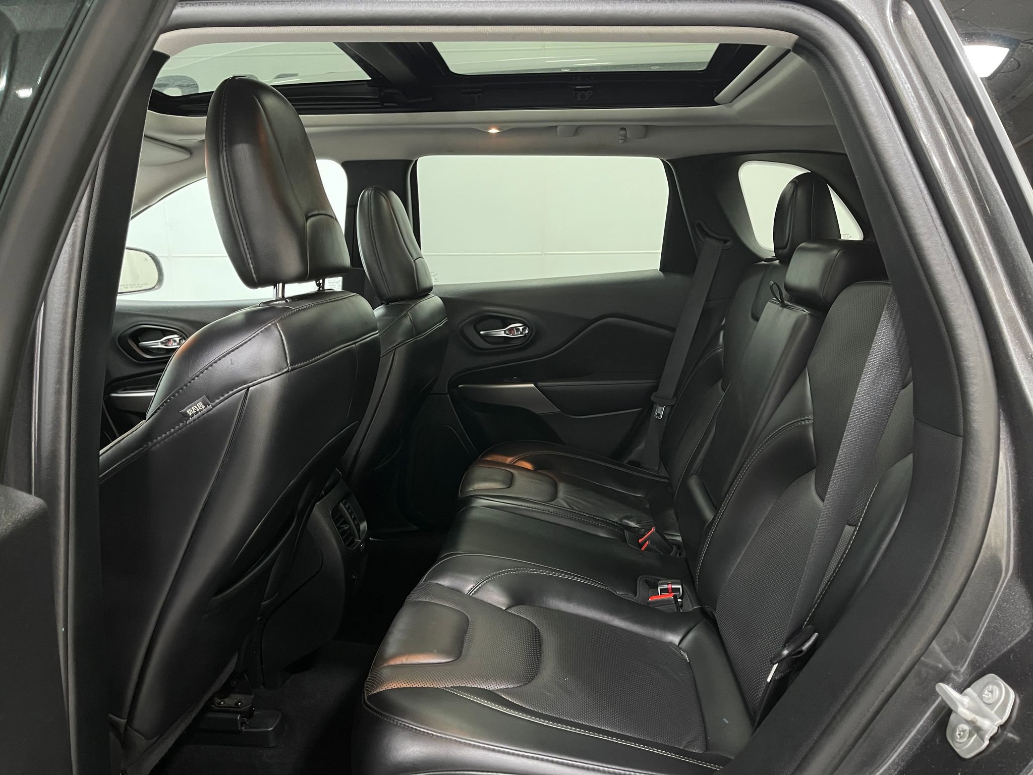 Used 2021 Jeep Cherokee Limited image 30