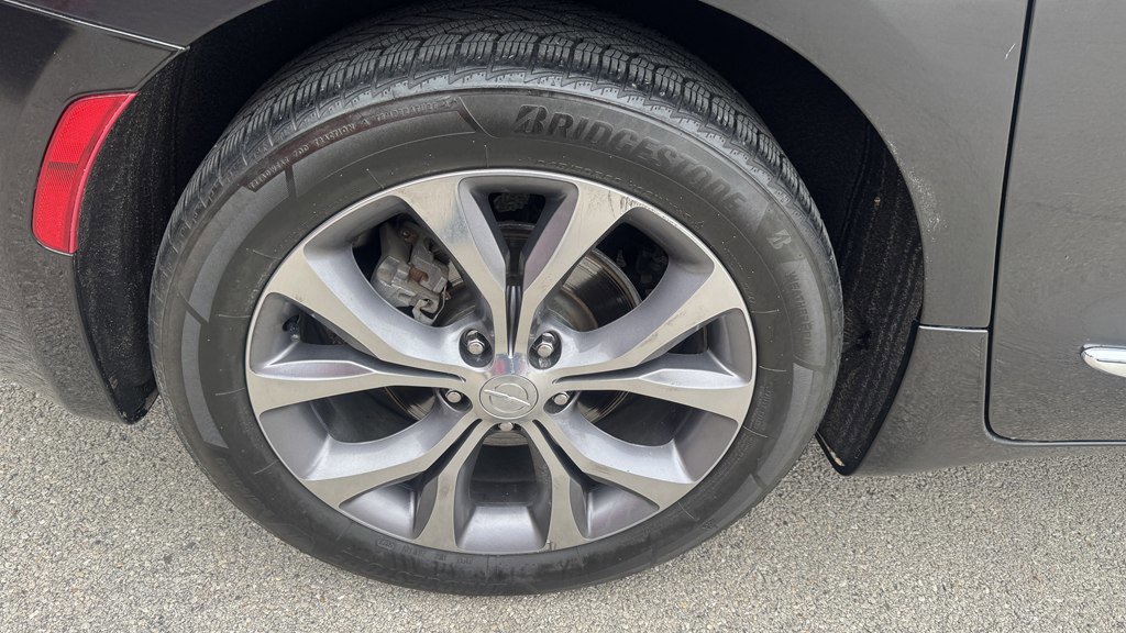 Used 2019 Chrysler Pacifica Limited w/ Tire & Wheel Group FWD image 13