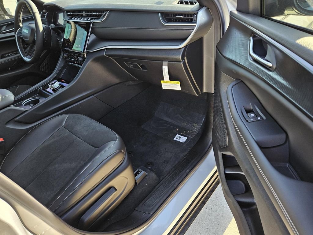 New 2025 Jeep Grand Cherokee Altitude image 9