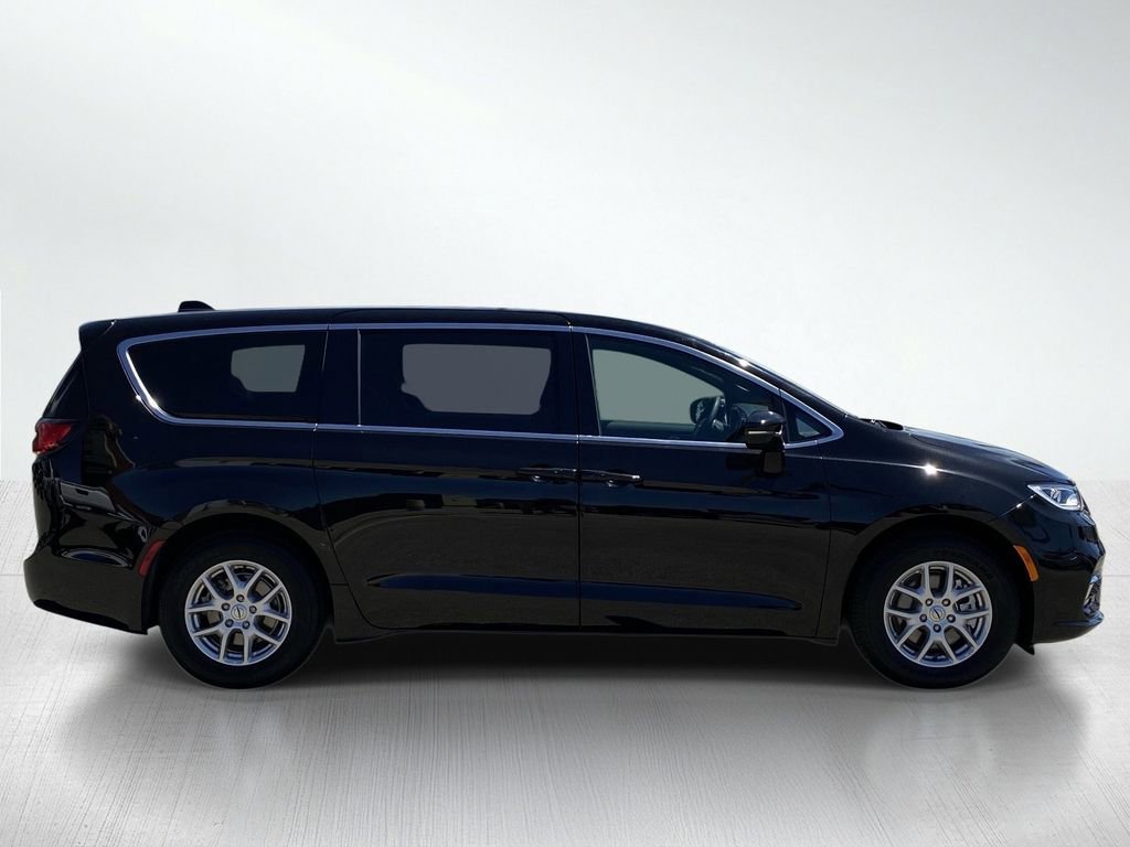 Used 2024 Chrysler Pacifica Touring FWD image 10