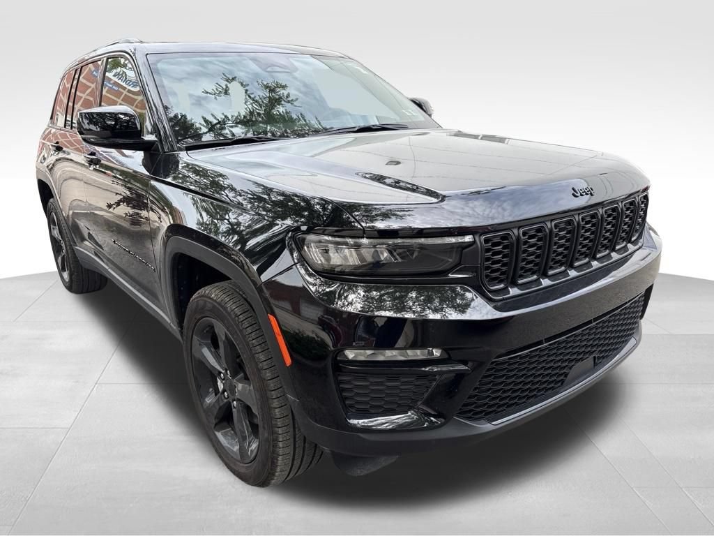 Used 2025 Jeep Grand Cherokee Limited w/ Black Appearance Package AWD/4WD image 5