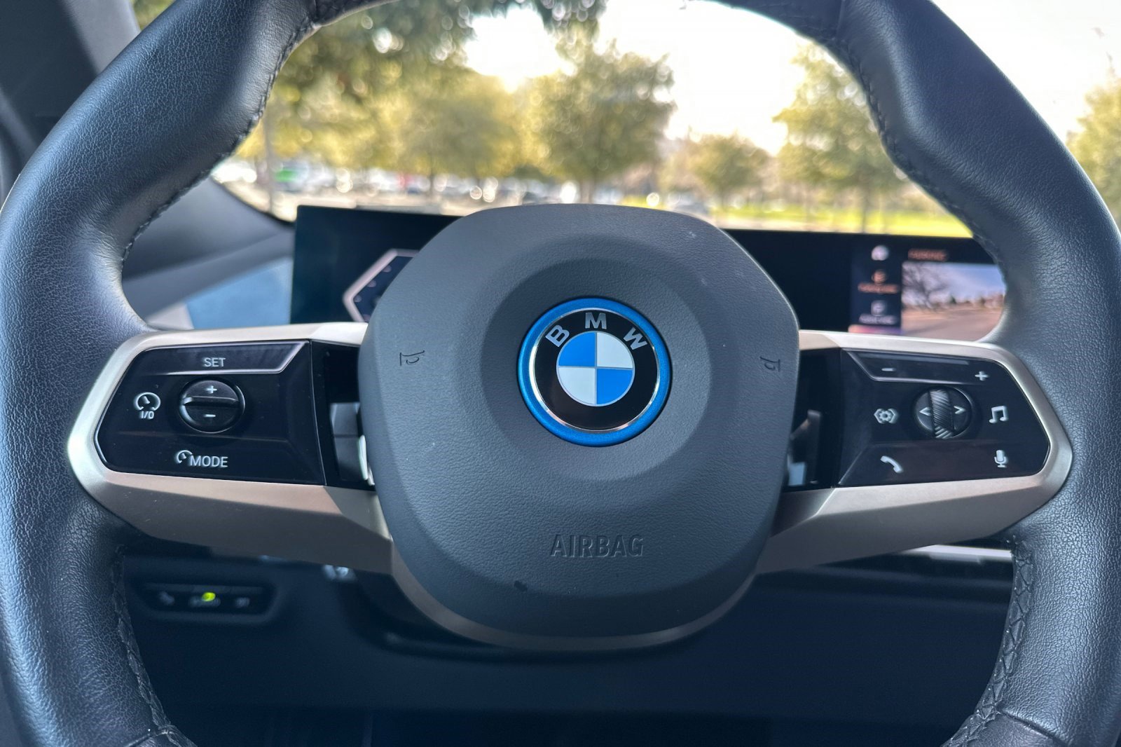 Used 2023 BMW iX xDrive50 w/ Premium Package image 31