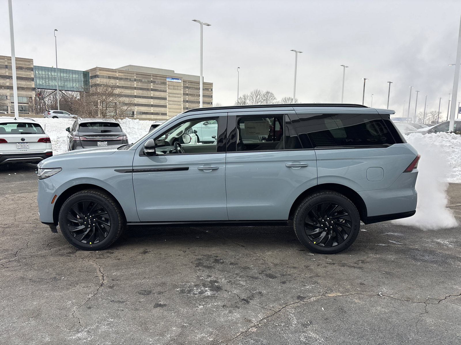 New 2026 Lincoln Navigator Reserve w/ Jet Appearance Package image 4