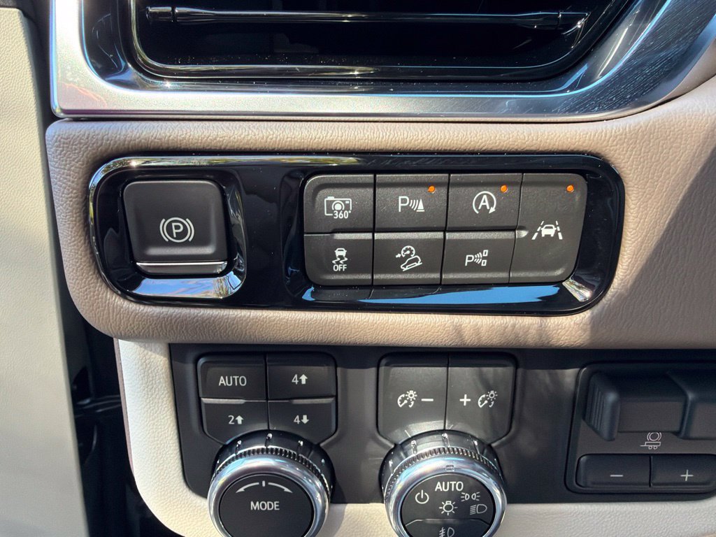 New 2026 GMC Yukon Denali w/ Denali Reserve Package AWD/4WD image 19