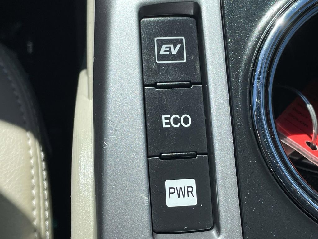 Used 2016 Toyota Prius V Four image 41