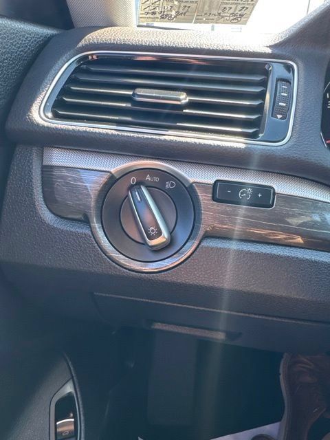 Used 2017 Volkswagen Passat 1.8T SE FWD image 29