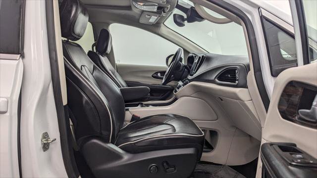 Used 2023 Chrysler Pacifica Limited FWD image 19