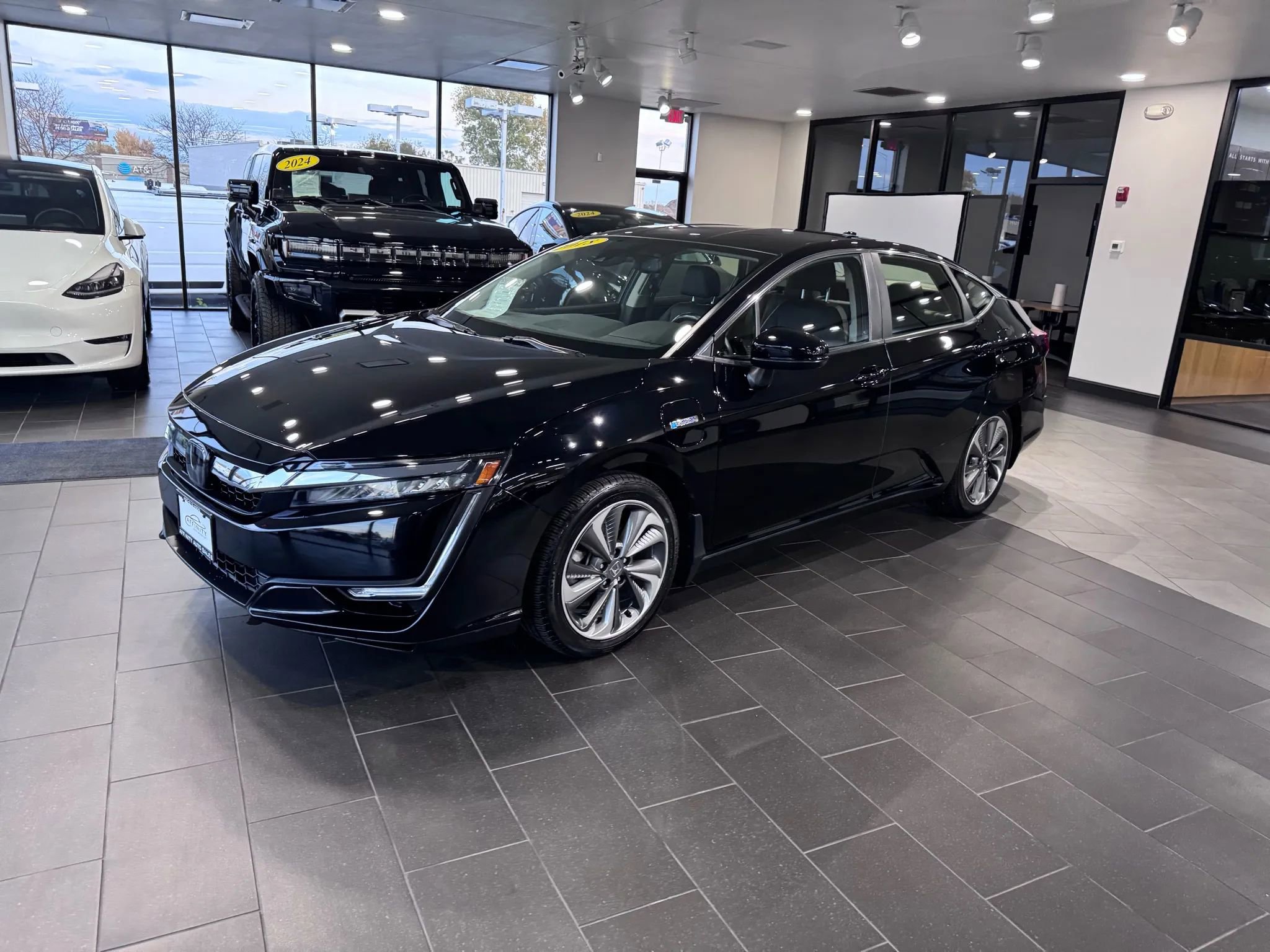 Used 2018 Honda Clarity Touring image 2