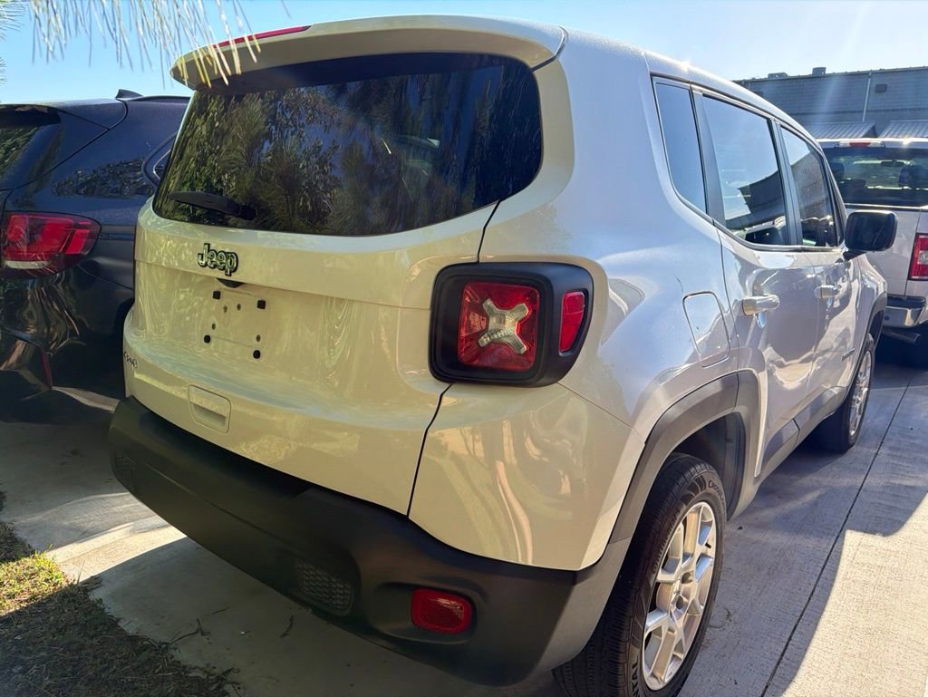 Used 2023 Jeep Renegade Latitude AWD/4WD image 5