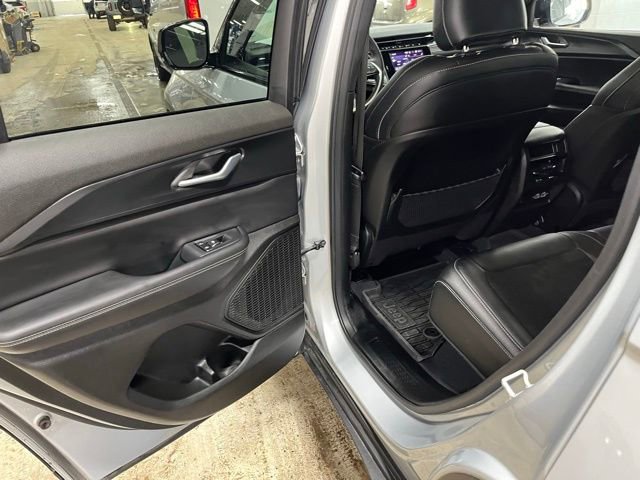 Used 2023 Jeep Grand Cherokee Altitude image 28