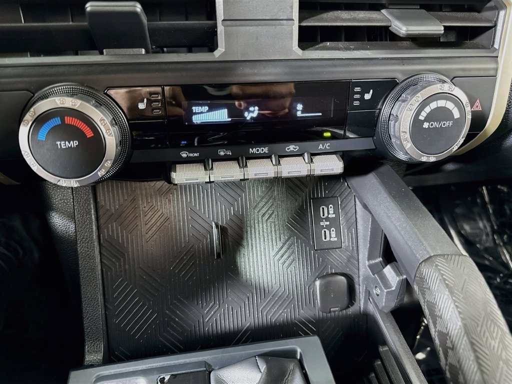 Used 2024 Toyota Tacoma SR5 AWD/4WD image 18