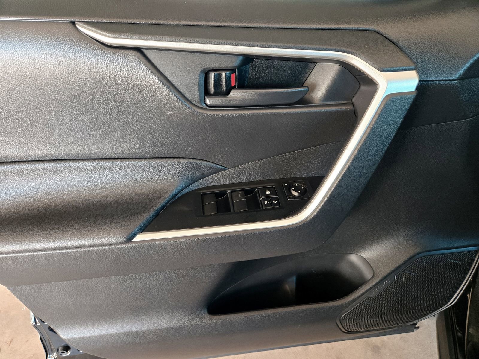 Used 2021 Toyota RAV4 LE image 27