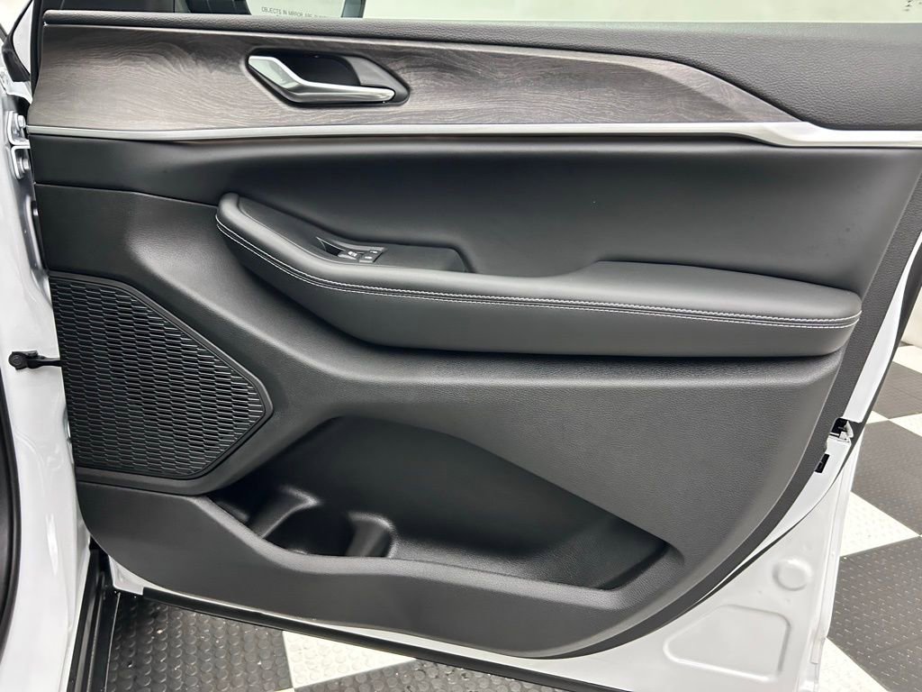 New 2025 Jeep Grand Cherokee L Limited image 18