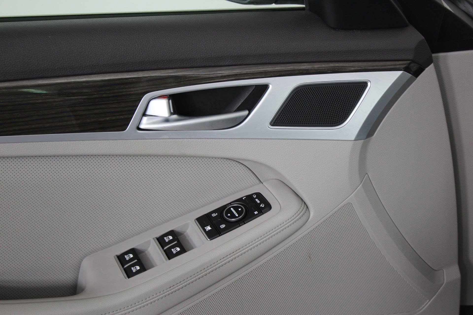 Used 2015 Hyundai Genesis 3.8 image 23