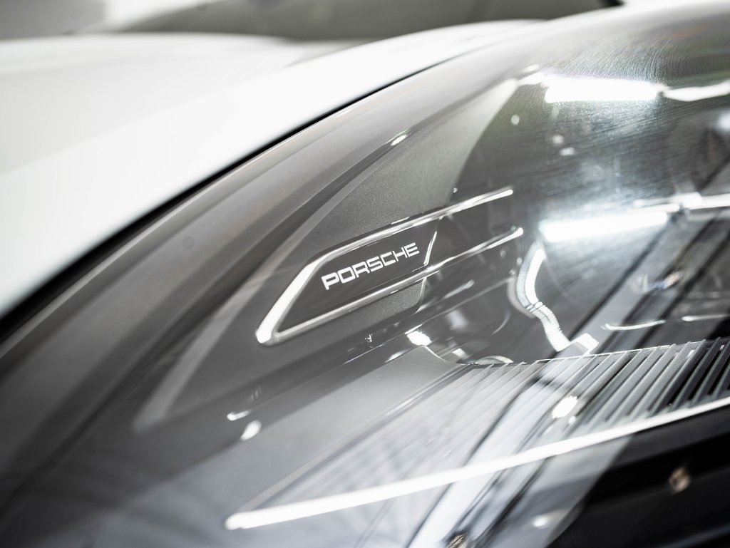 Certified 2025 Porsche Macan Turbo image 15