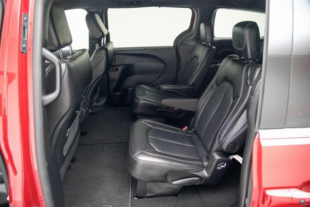Used 2025 Chrysler Pacifica Select image 24