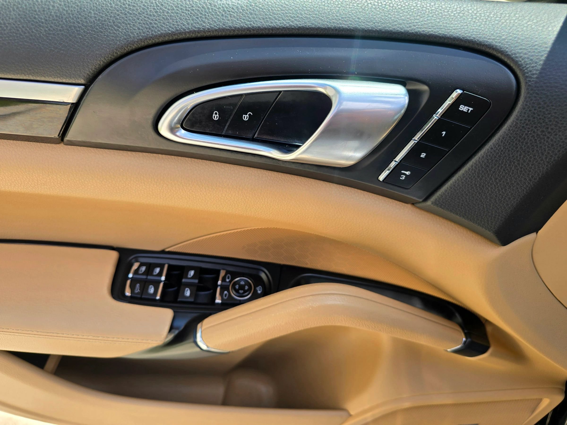 Used 2014 Porsche Cayenne Platinum Edition AWD/4WD image 19