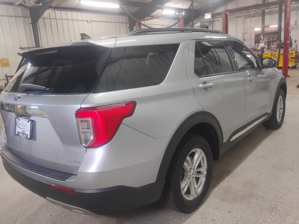 Used 2024 Ford Explorer XLT w/ Equipment Group 202A image 4