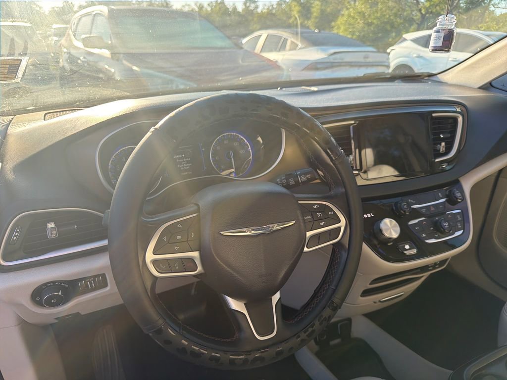 Used 2017 Chrysler Pacifica Touring-L w/ 13 Speaker Alpine Sound Group image 11