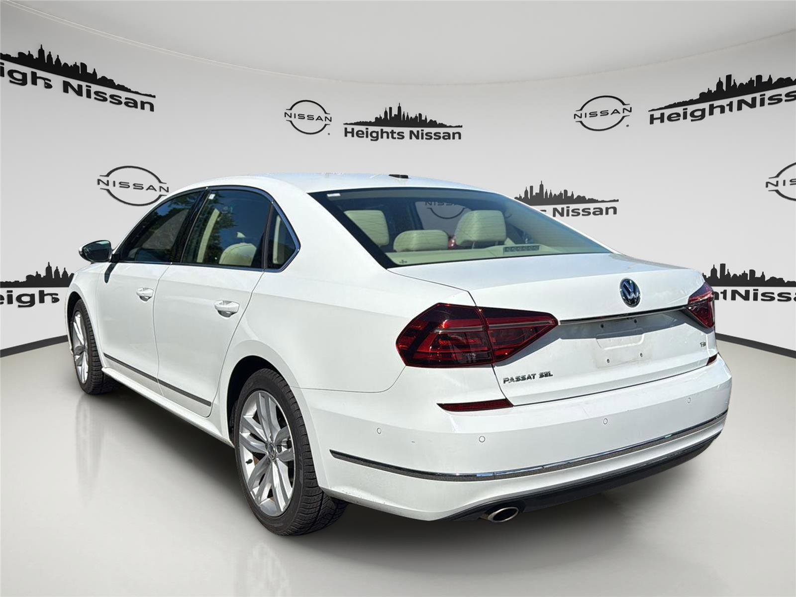 Used 2018 Volkswagen Passat 2.0T SEL Premium FWD image 3