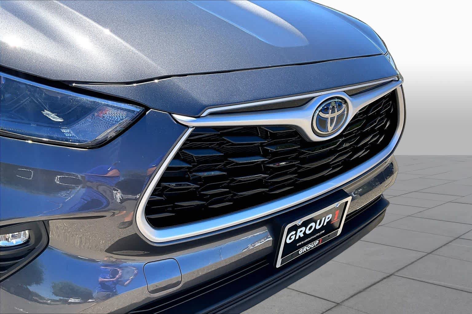 Used 2022 Toyota Highlander XLE AWD/4WD image 29