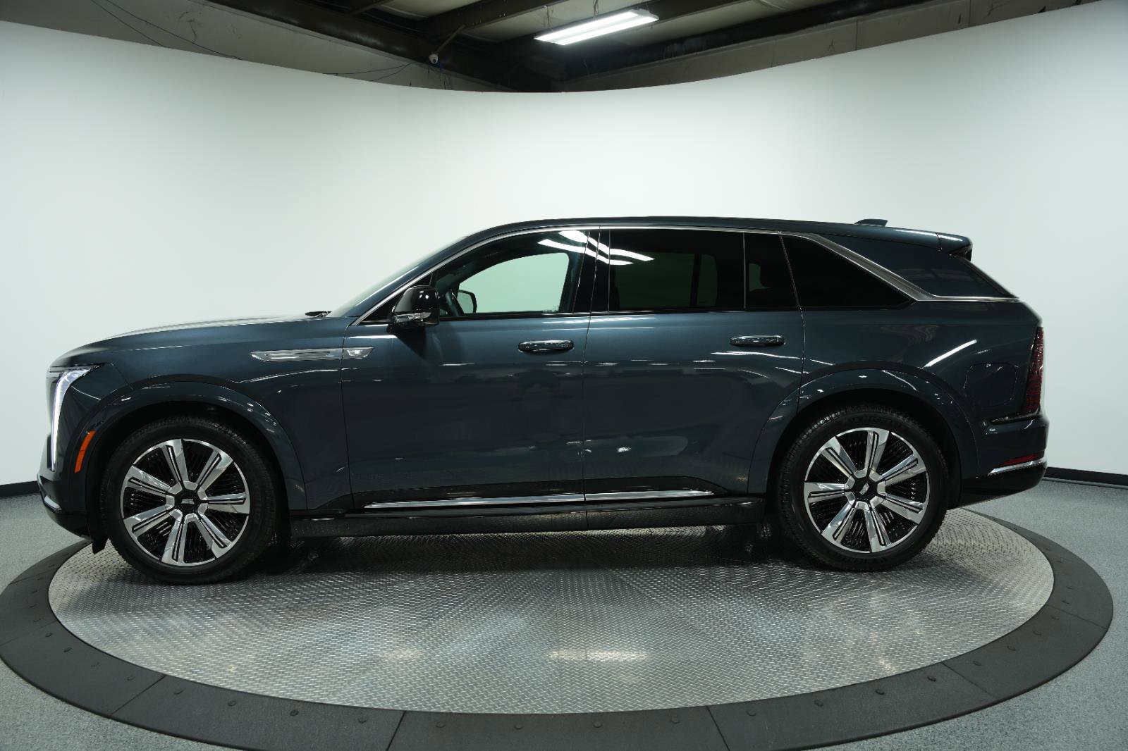 Used 2025 Cadillac Escalade IQ Luxury 2 w/ LPO, Premium Carpet Package image 4