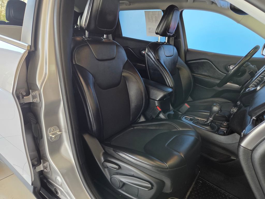 Used 2019 Jeep Cherokee Latitude Plus w/ Comfort/Convenience Group image 25