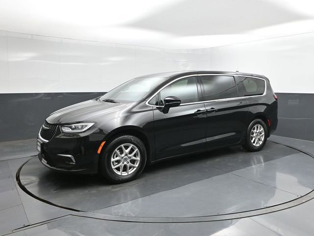 Used 2025 Chrysler Pacifica Select