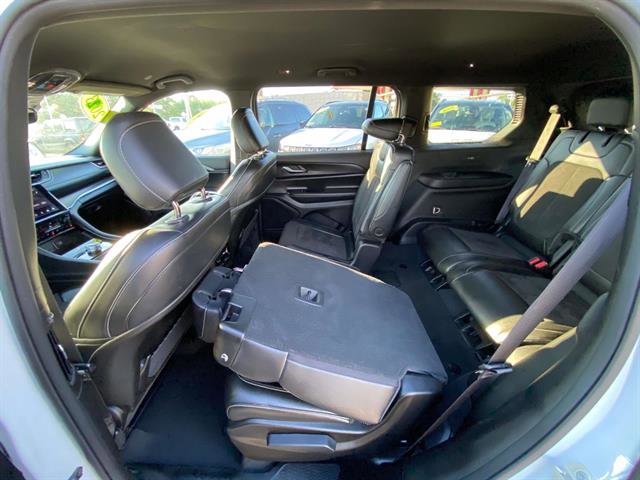 Used 2023 Jeep Grand Cherokee L Laredo image 14