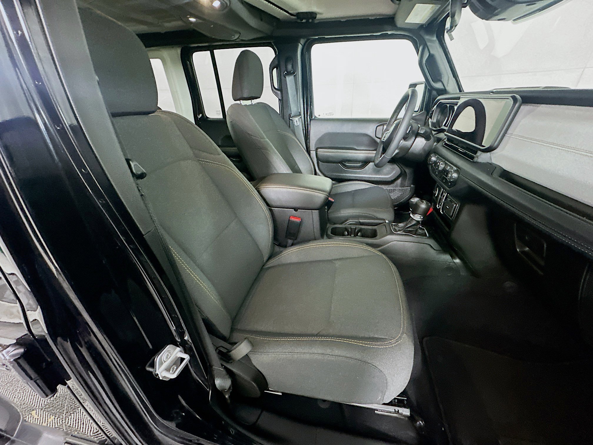 Used 2025 Jeep Wrangler Sahara image 28