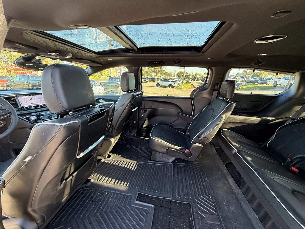 Used 2024 Chrysler Pacifica Limited w/ Uconnect Theater Family Group FWD image 23
