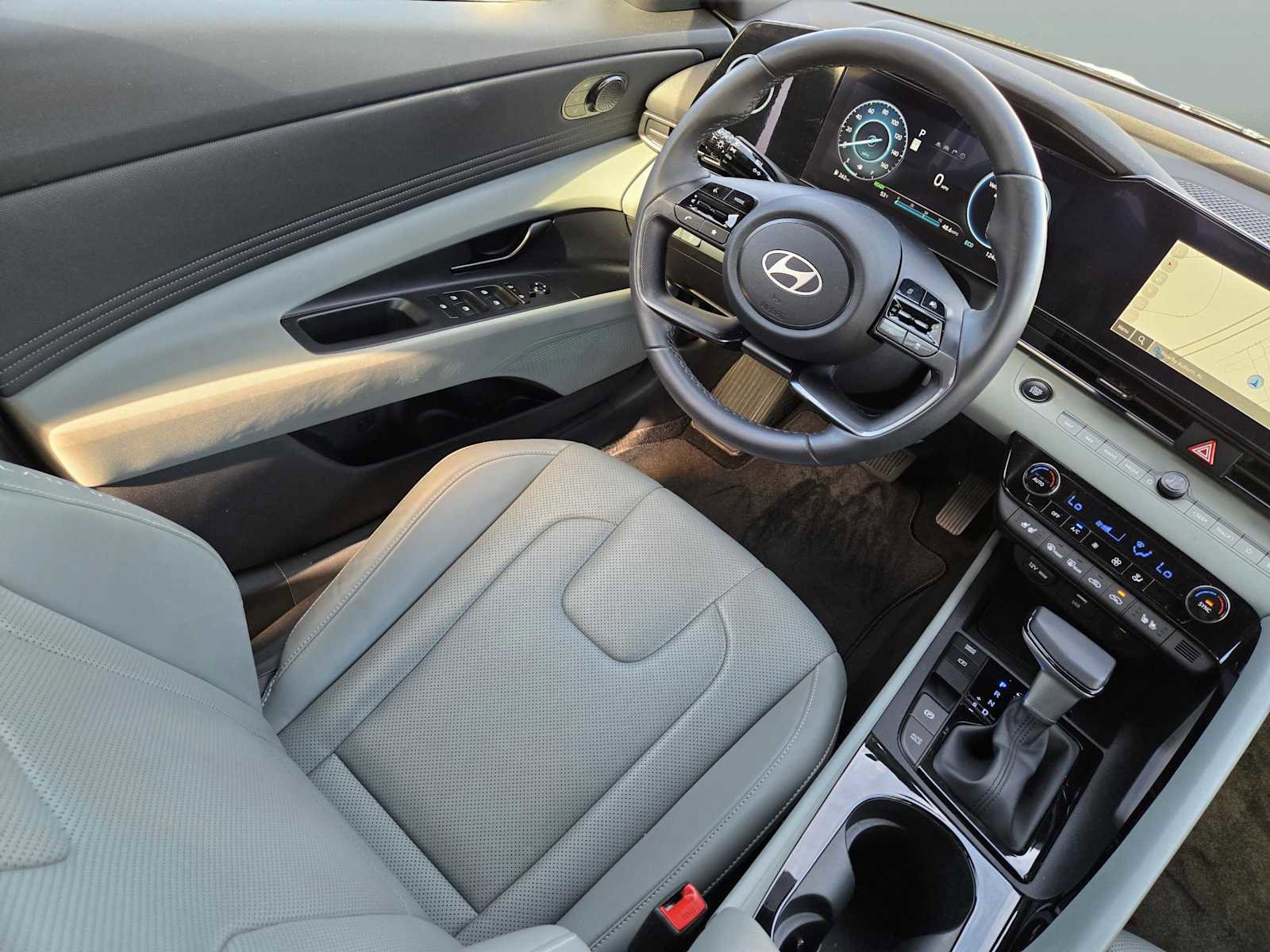 Used 2025 Hyundai Elantra Limited image 15